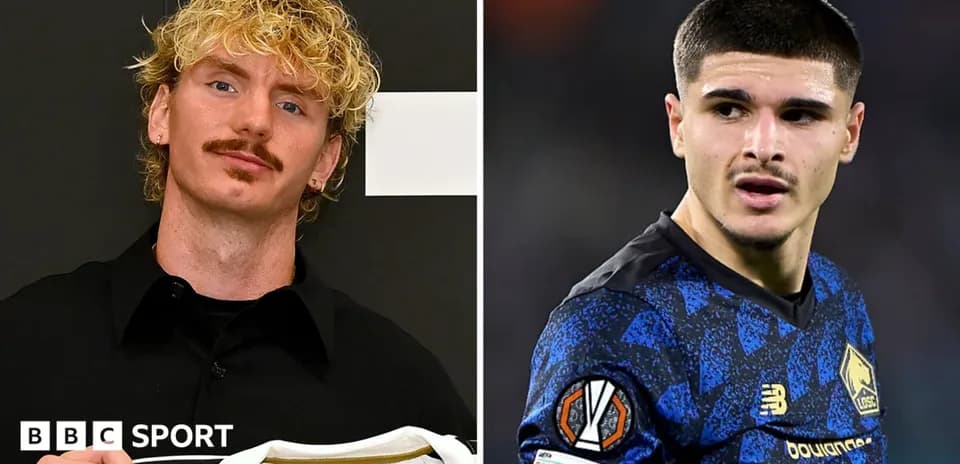Dos jugadores de fútbol en diferentes contextos