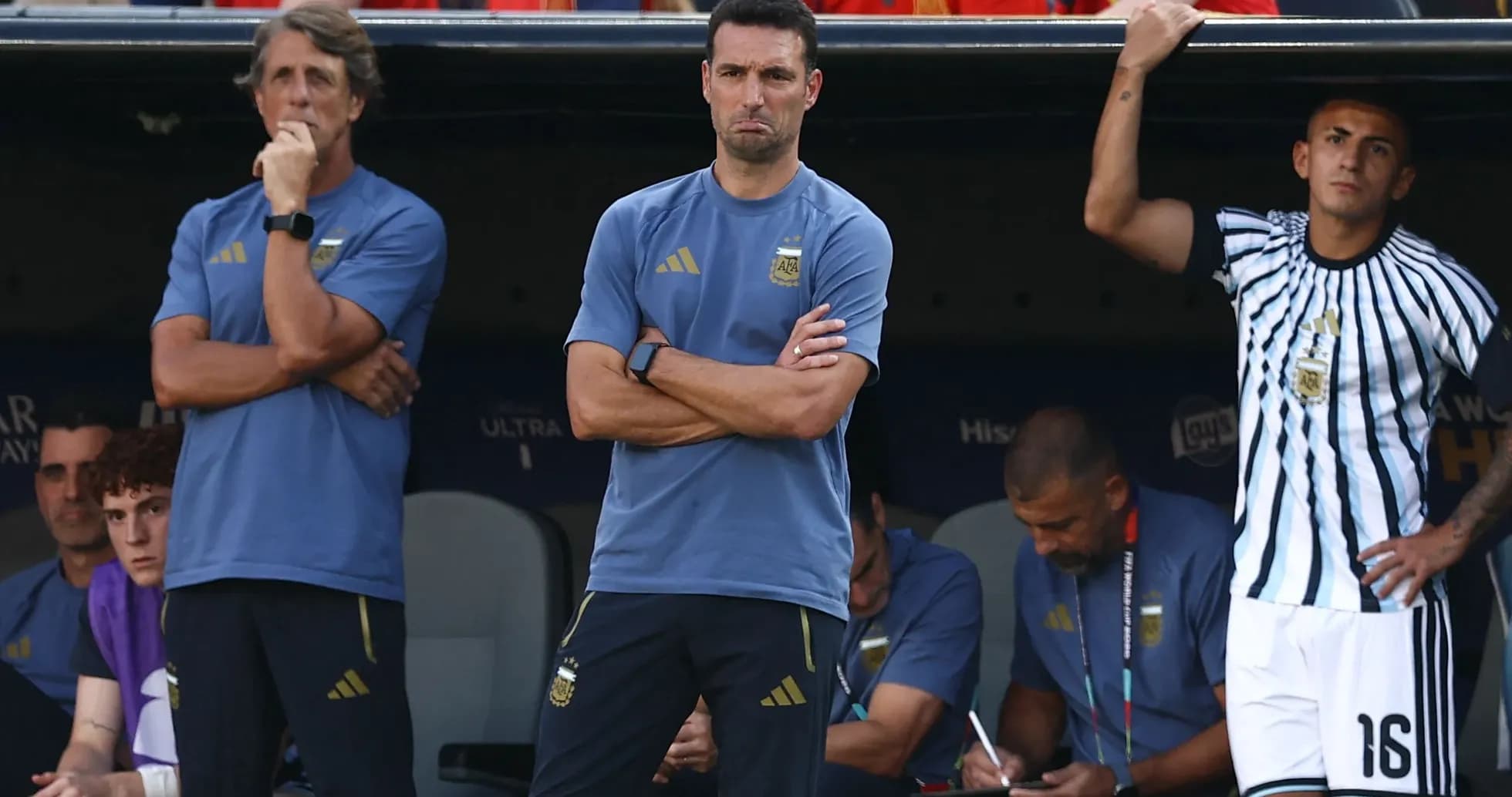 Entrenador y asistentes en el banquillo durante partido