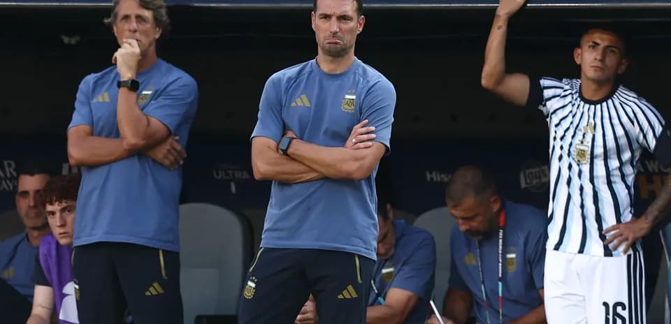 Entrenador y asistentes en el banquillo durante partido
