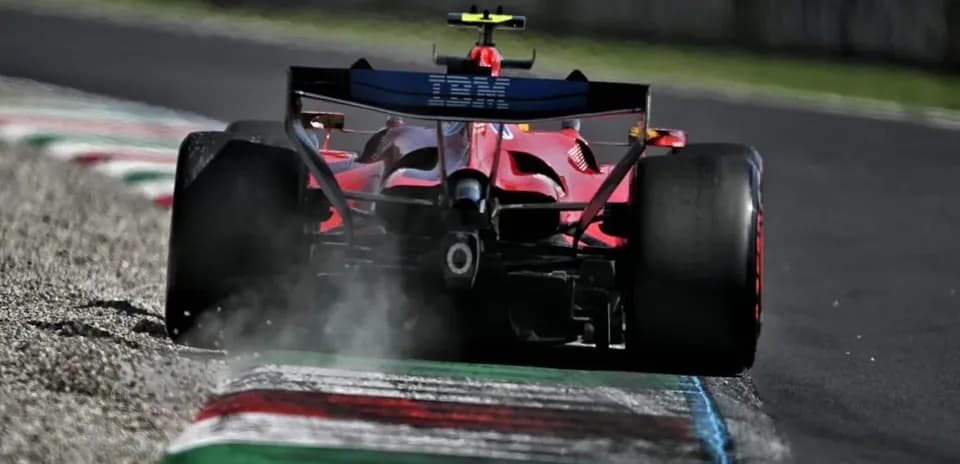 Coche de Fórmula 1 saliendo de la pista en curva