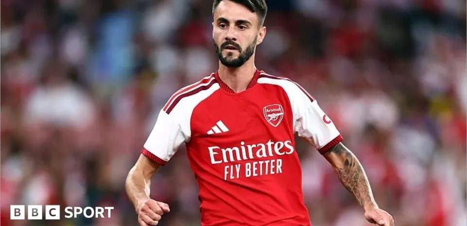 Jugador de Arsenal corriendo en el campo