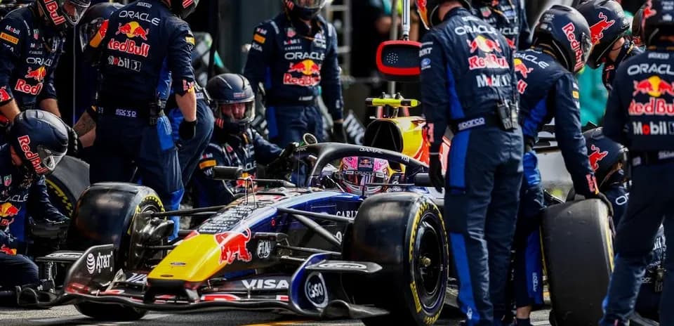 Equipo de Red Bull realizando una parada en pits