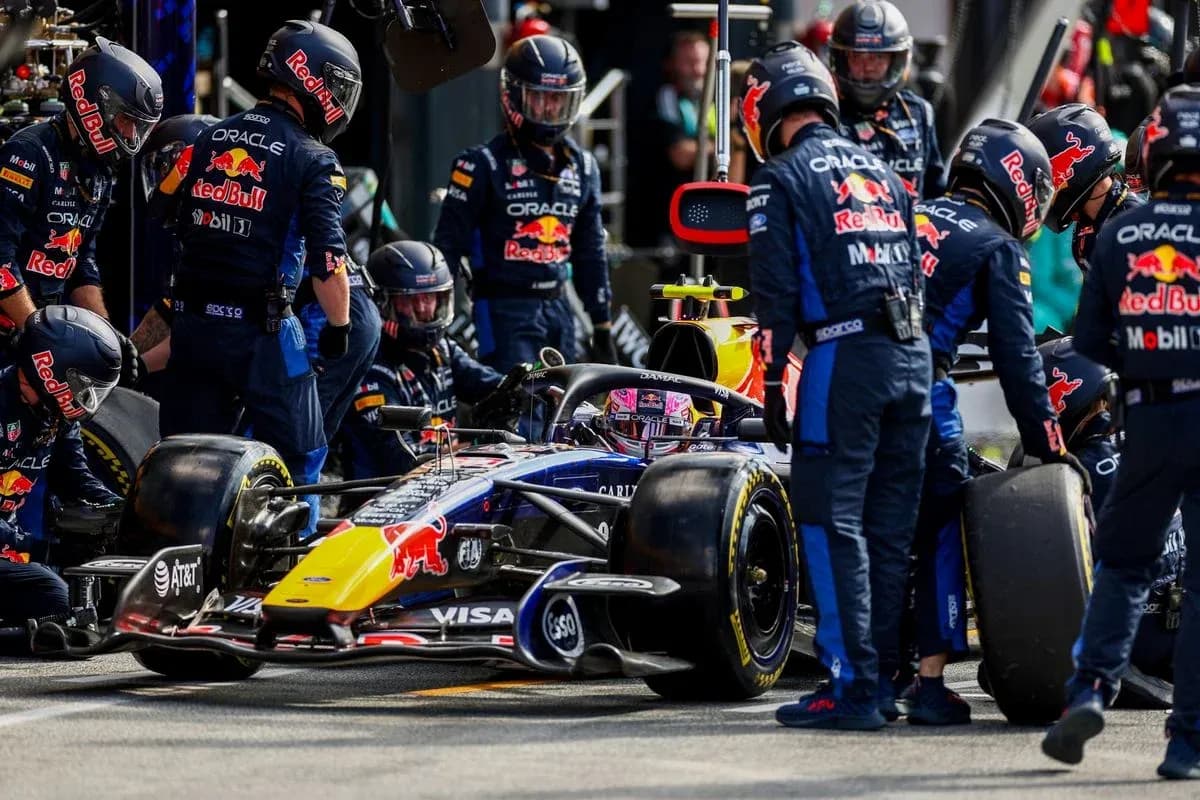 Equipo de Red Bull realizando una parada en pits
