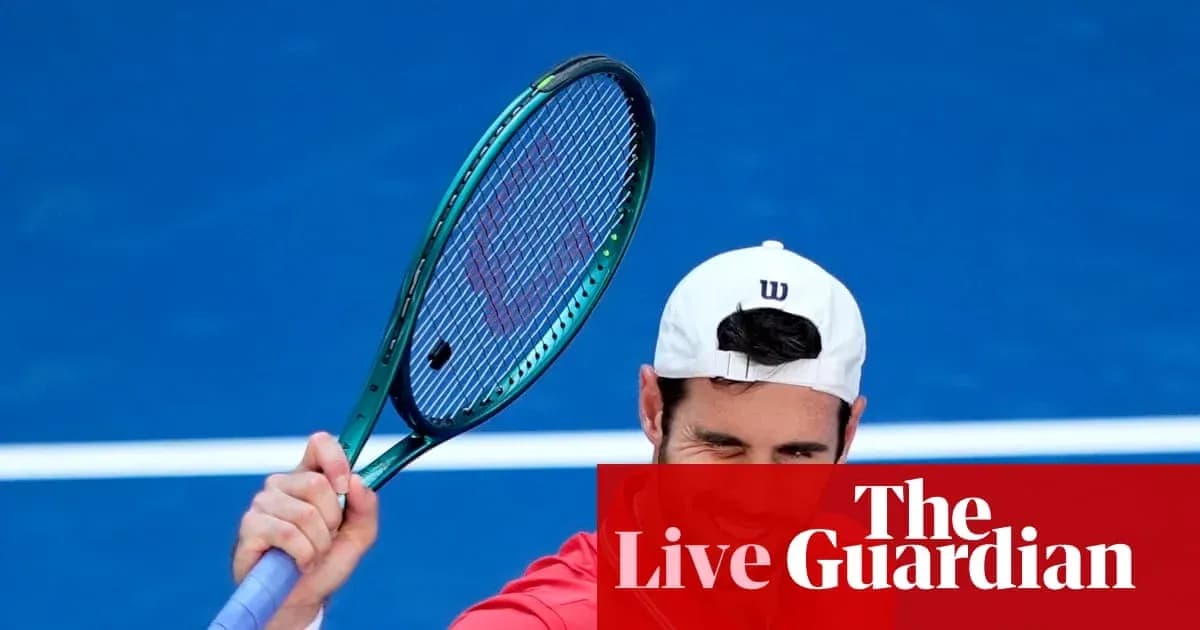 Jugador de tenis levantando su raqueta en la cancha