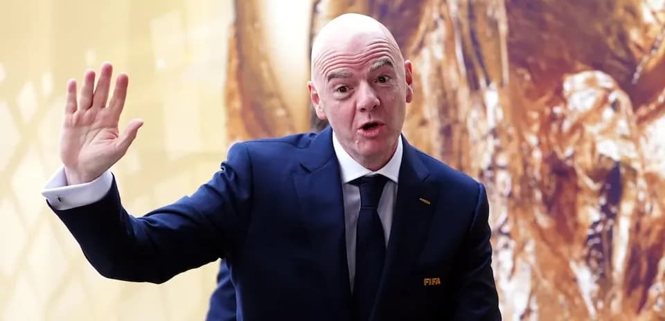 Funcionarios de FIFA saludando en evento oficial