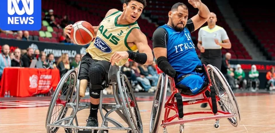 Jugadores en silla de ruedas compitiendo en baloncesto
