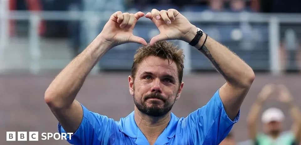 Jugador de tenis levantando las manos en forma de corazón
