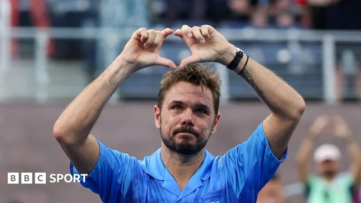 Jugador de tenis levantando las manos en forma de corazón