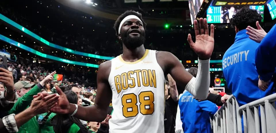Jugador de los Boston Celtics saludando a la multitud
