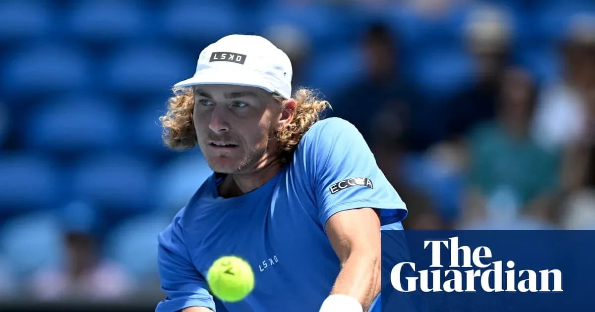 Jugador de tenis golpeando una pelota en la cancha