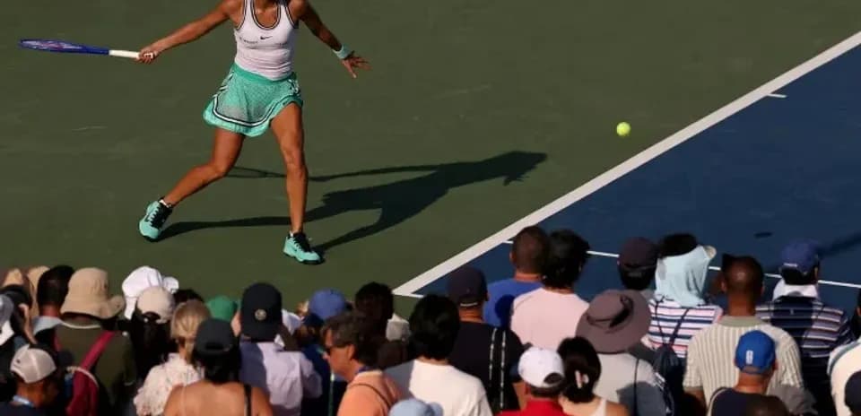 Jugadora golpeando la pelota en un partido de tenis