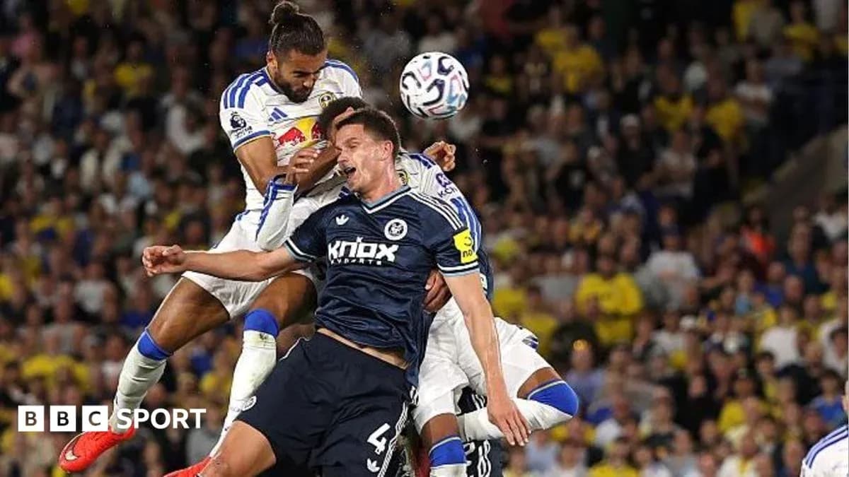 Jugadores luchando por el balón en partido de fútbol
