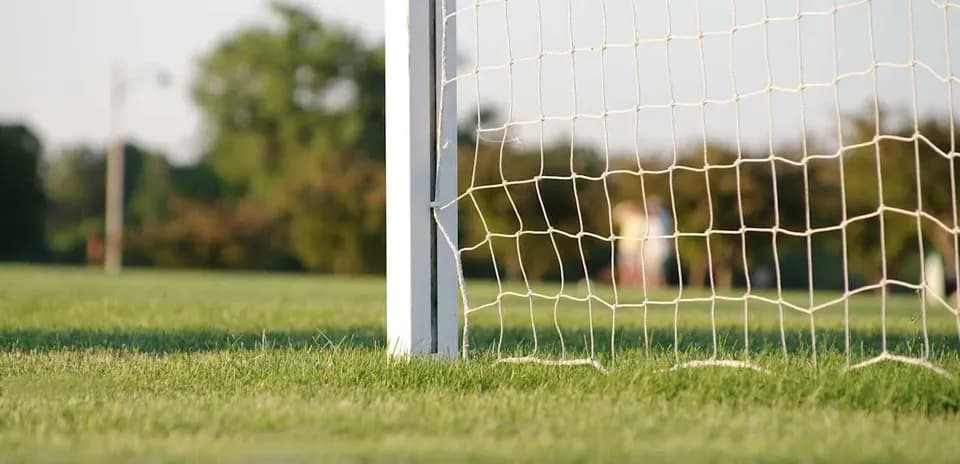 Parte de una portería de fútbol en el campo