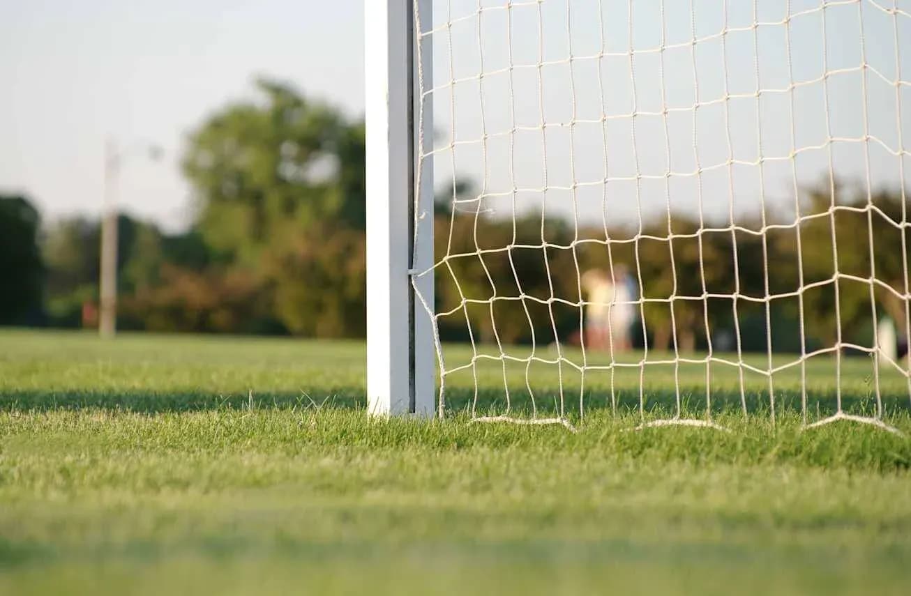 Parte de una portería de fútbol en el campo