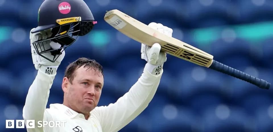 Jugador de cricket levantando su casco y bate
