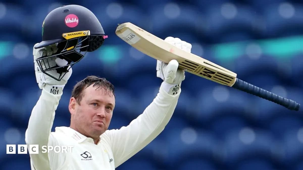 Jugador de cricket levantando su casco y bate