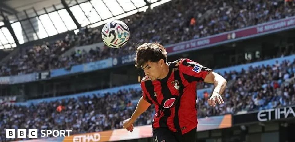 Jugador de Bournemouth cabeceando un balón en el partido
