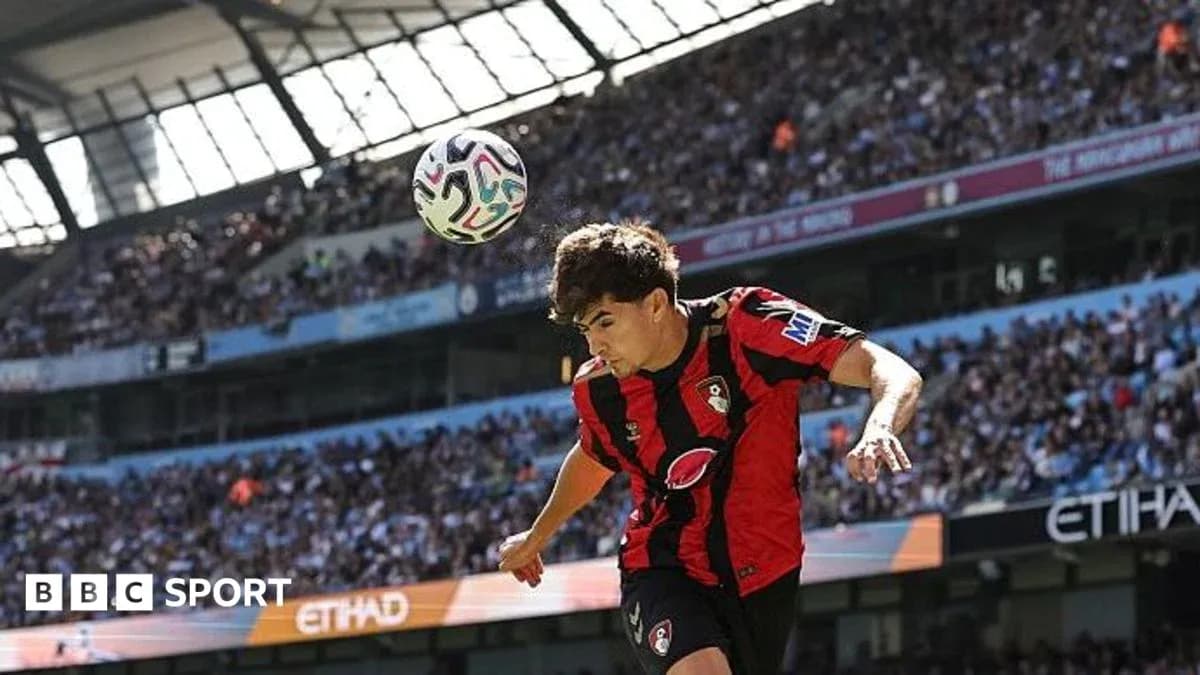 Jugador de Bournemouth cabeceando un balón en el partido