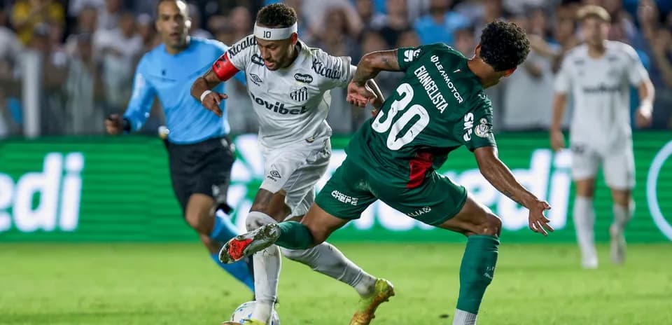 Jugador de Santos driblando a oponente en partido