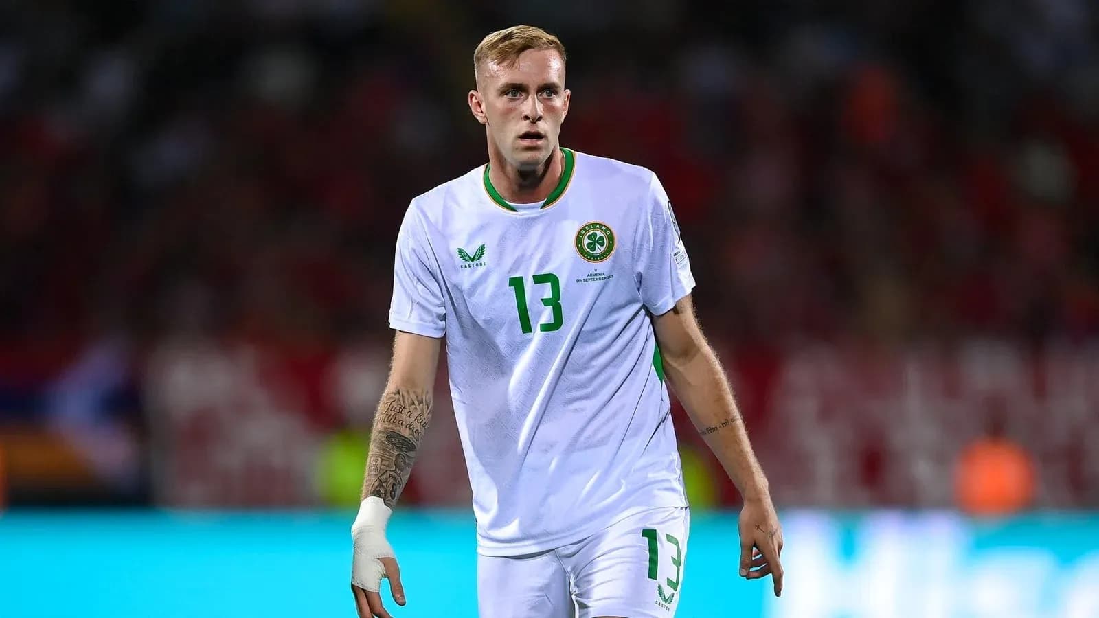 Jugador irlandés caminando en el campo de juego