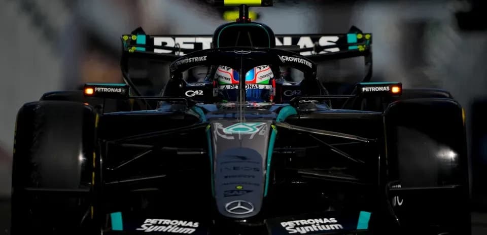 Coche de Fórmula 1 de Mercedes en pista