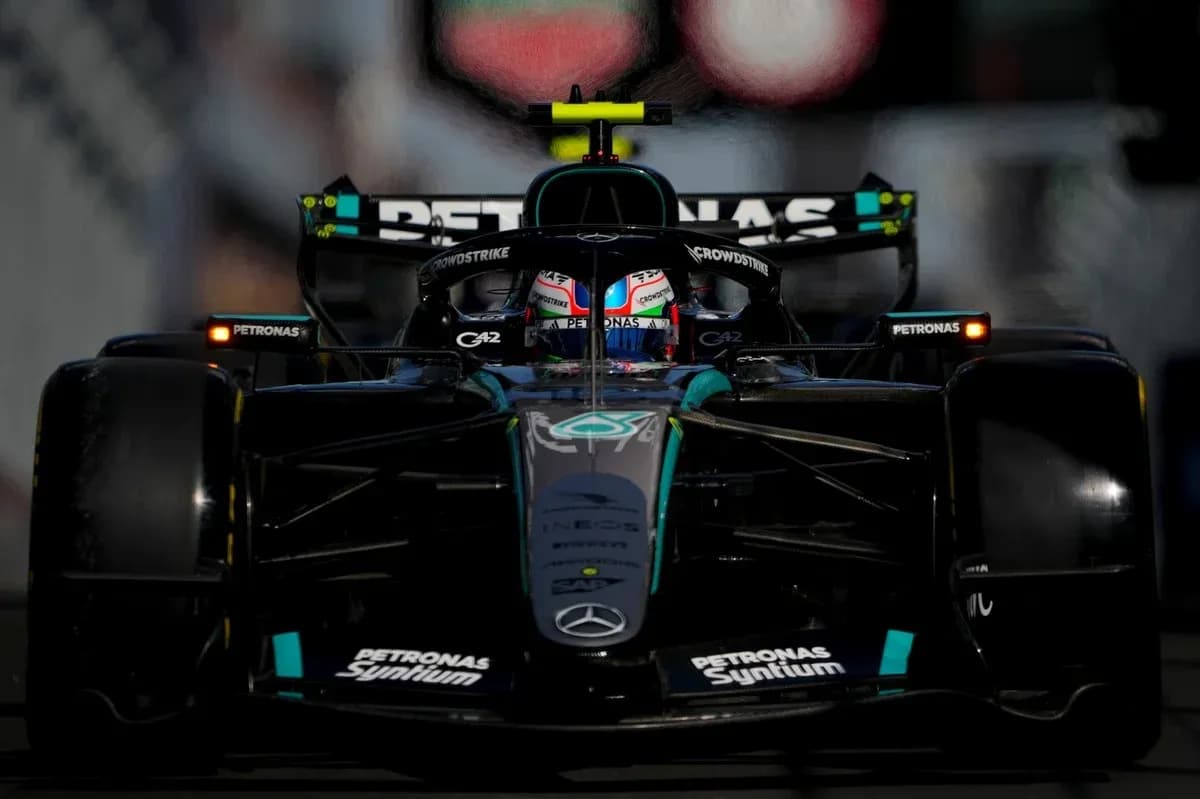 Coche de Fórmula 1 de Mercedes en pista