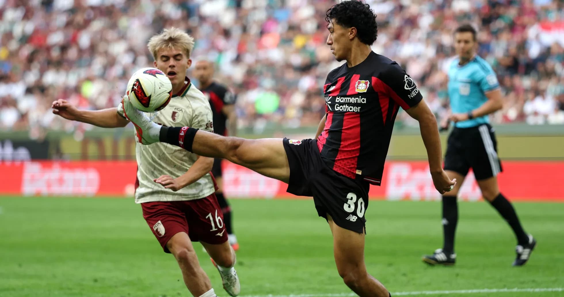 Jugador de Bayer 04 Leverkusen pateando el balón
