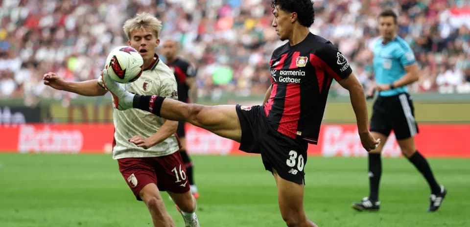 Jugador de Bayer 04 Leverkusen pateando el balón