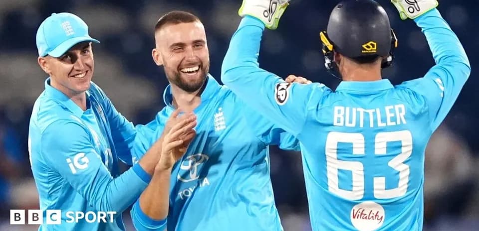 Jugadores de cricket celebrando una victoria en equipo