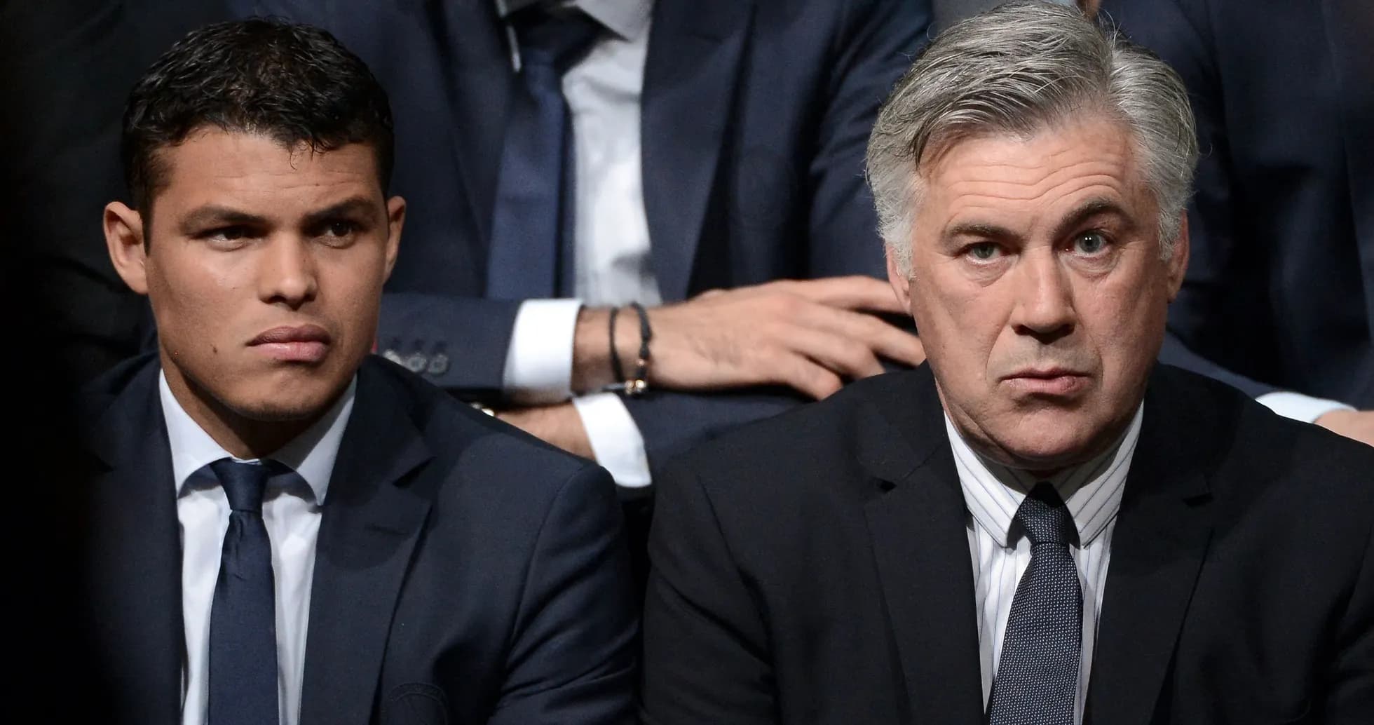 Dos hombres sentados en un evento formal