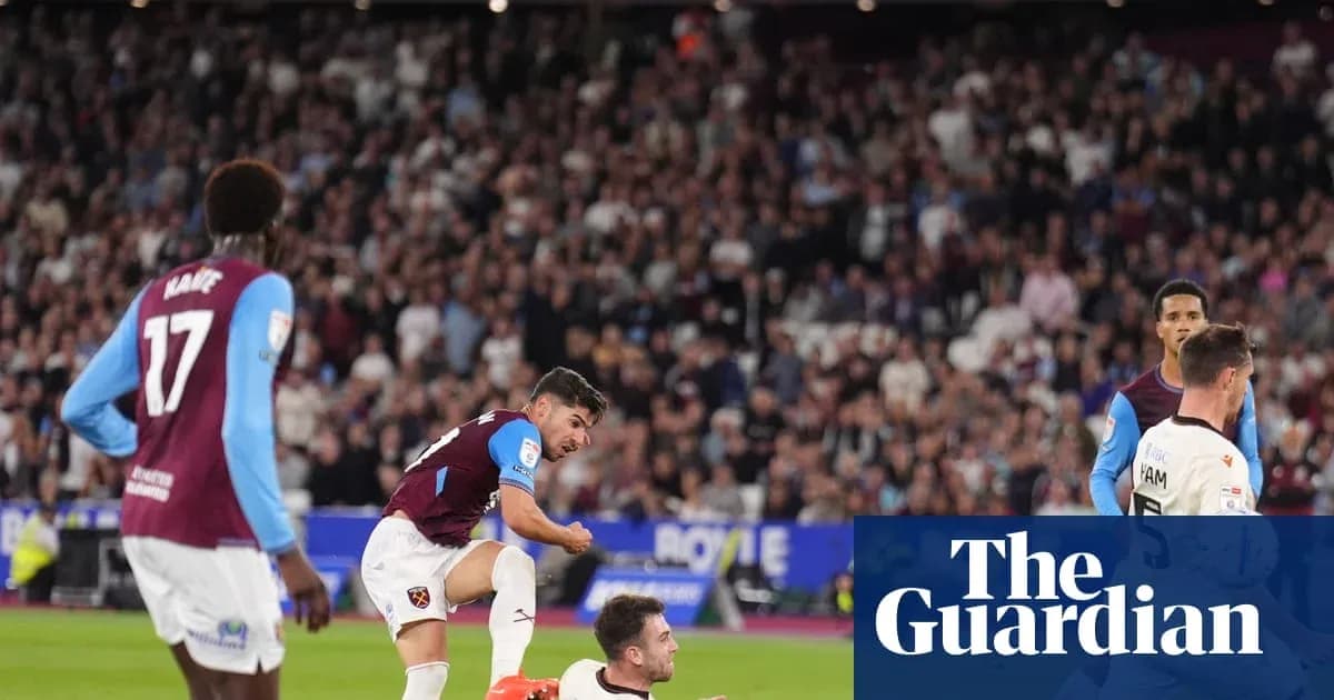 Jugador de West Ham celebrando un gol en el estadio