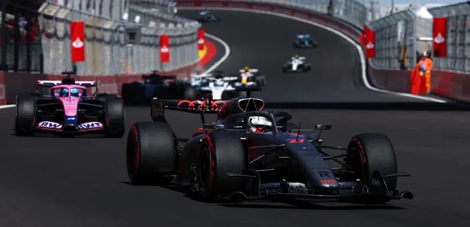 Varios coches de Fórmula 1 en una curva
