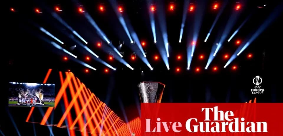 Escenario iluminado con el trofeo de la Europa League