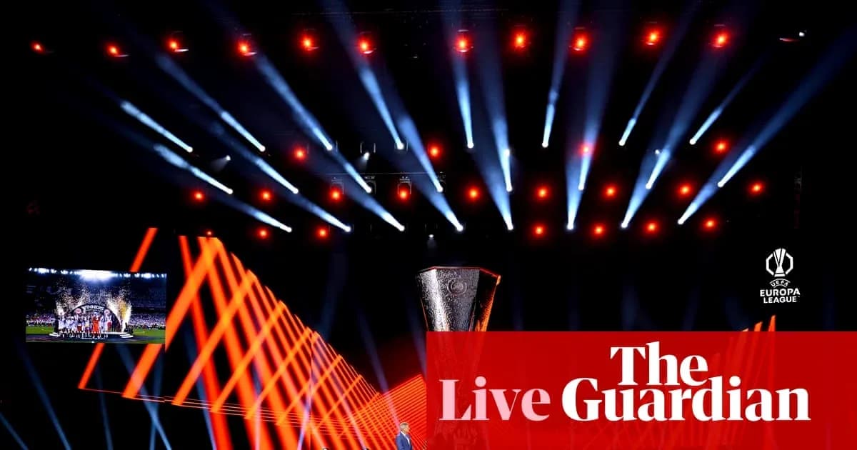Escenario iluminado con el trofeo de la Europa League