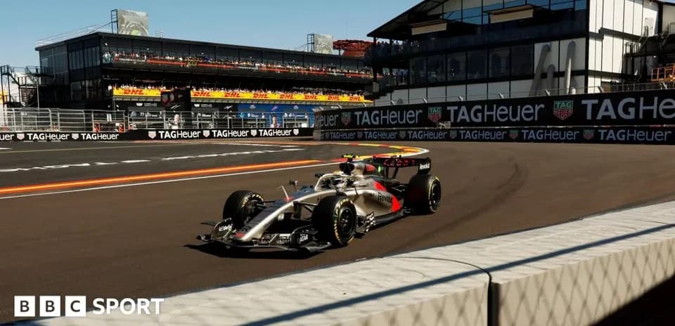 Coche de Fórmula 1 en circuito con grada llena