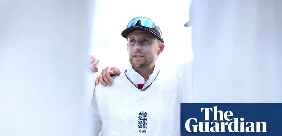 Jugador de cricket en uniforme blanco en el campo