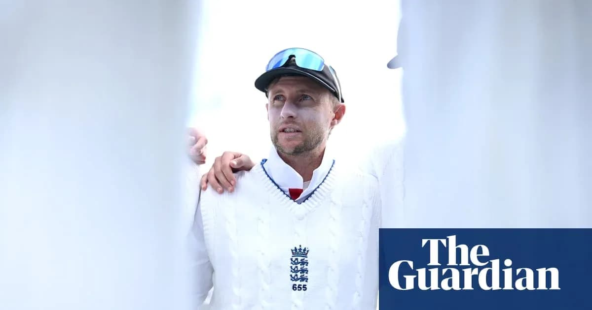 Jugador de cricket en uniforme blanco en el campo