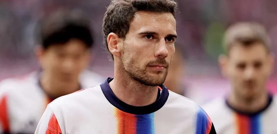 Jugador de Bayern Múnich en túnica de calentamiento