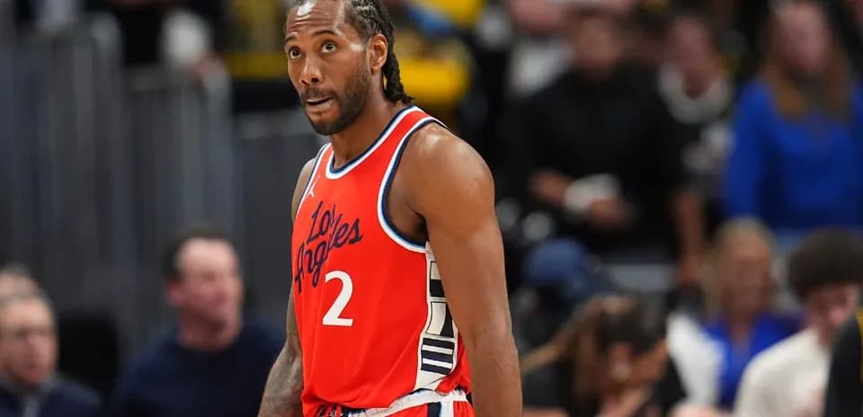 Kawhi Leonard en juego con uniforme de Los Angeles
