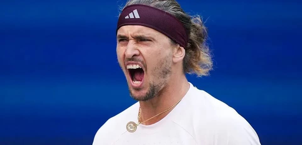 Jugador de tenis celebrando con entusiasmo en la cancha