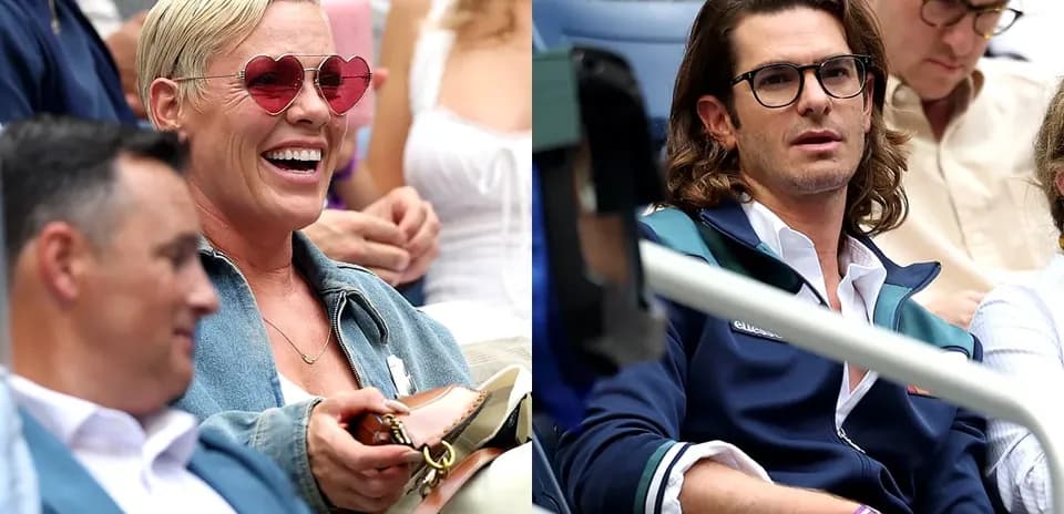 Espectadores en un evento deportivo, uno sonriendo