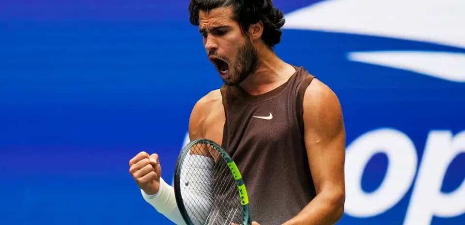 Jugador de tenis celebrando durante un partido