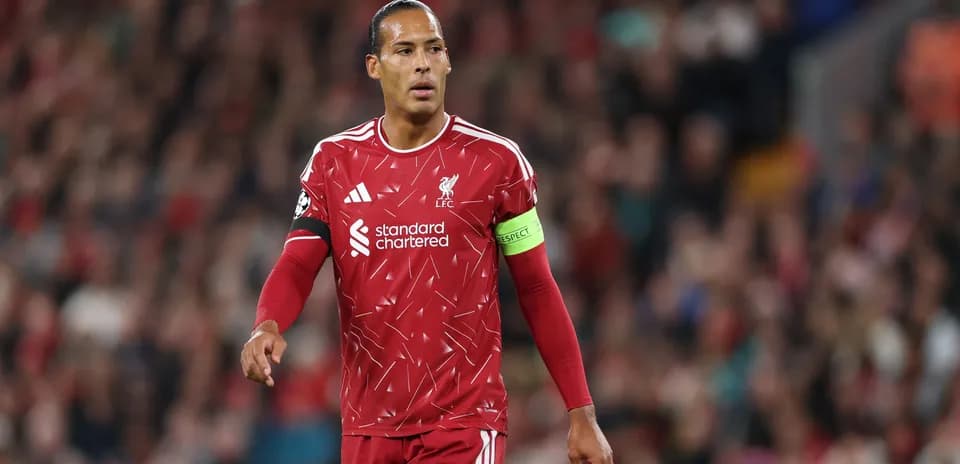Jugador de Liverpool en uniforme rojo durante el partido