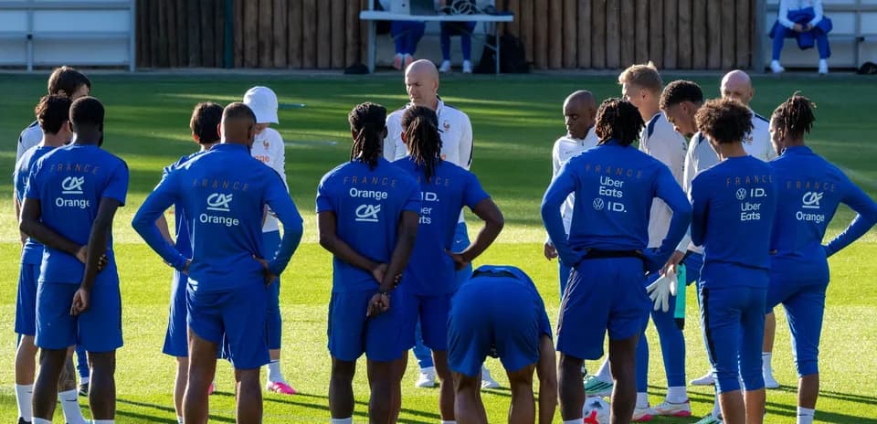 Jugadores de Francia escuchando al entrenador en entrenamiento