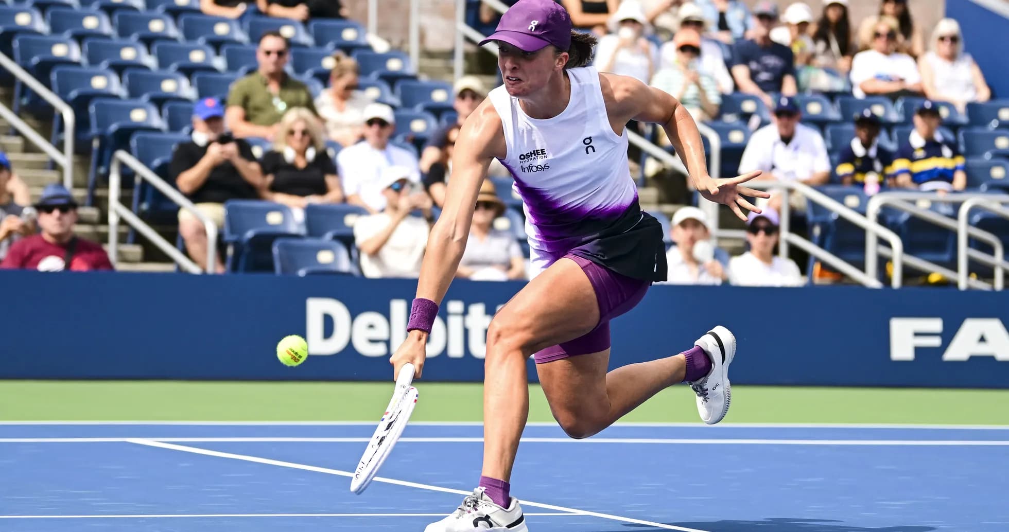 Jugadora de tenis alcanzando una pelota en la cancha