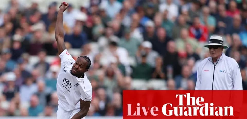 Jugador lanzando una pelota de cricket en el partido