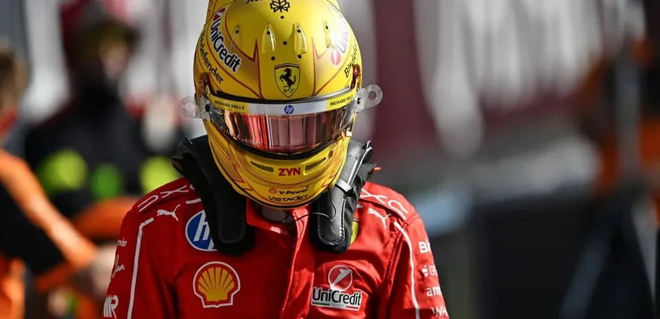 Piloto de Fórmula 1 con casco y uniforme Ferrari