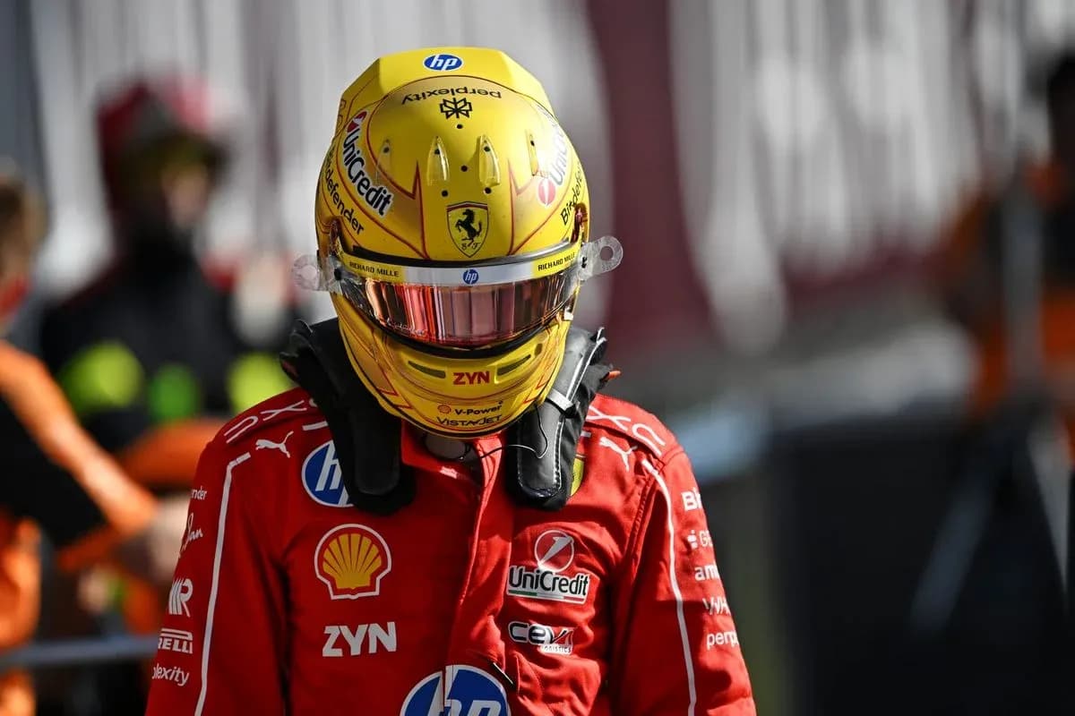 Piloto de Fórmula 1 con casco y uniforme Ferrari