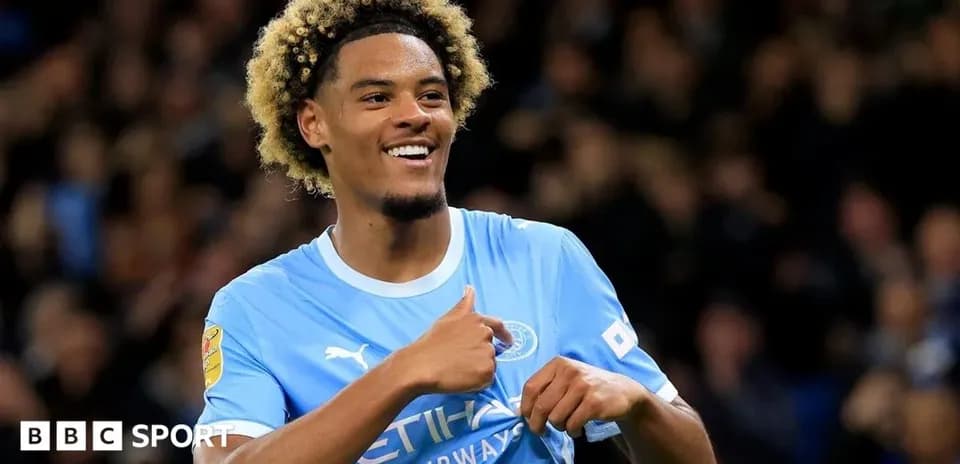 Jugador de Manchester City sonriendo en el campo