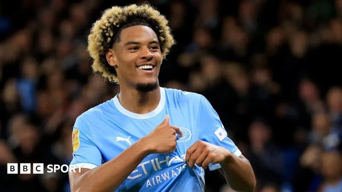 Jugador de Manchester City sonriendo en el campo